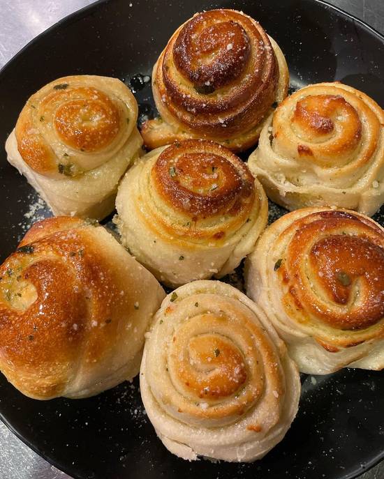 6 Garlic Rolls