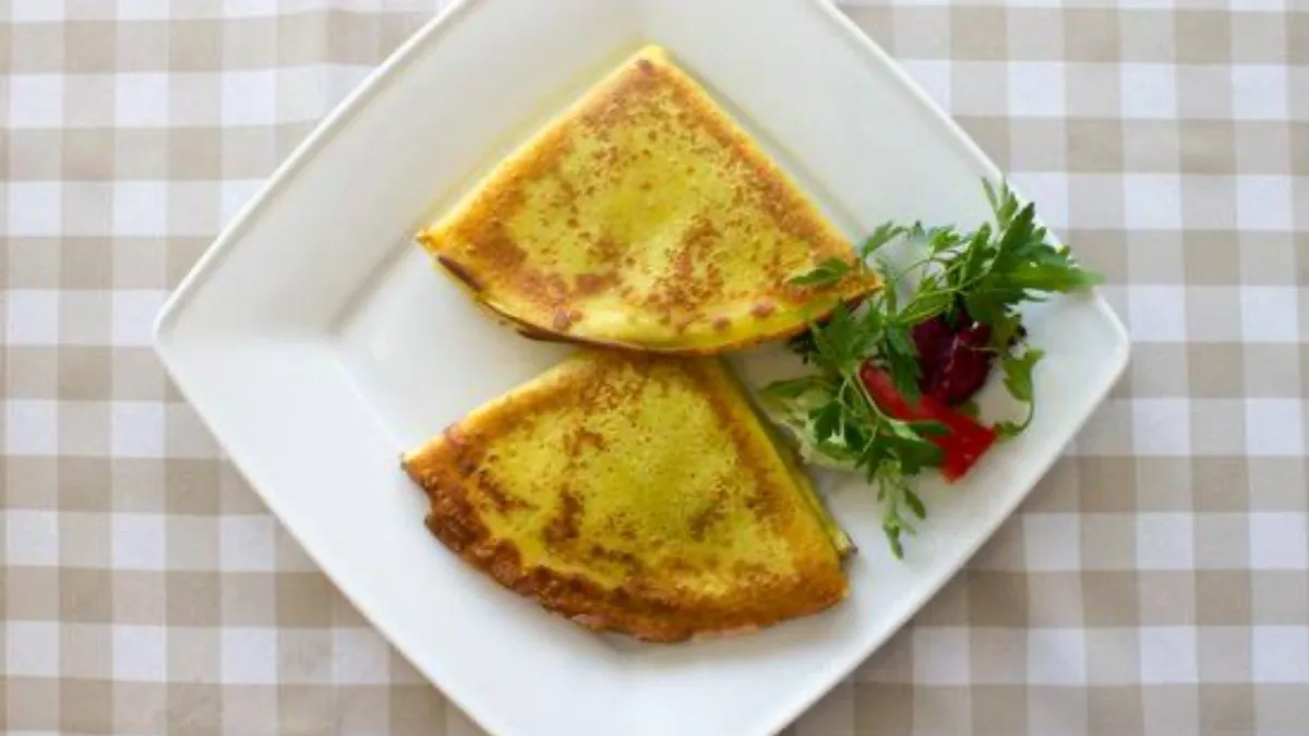 Naleśnik z szynką, pieczarkami i serem