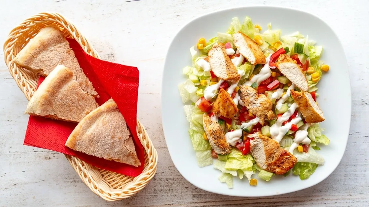Sałata Cesar 350g + pieczywko własnego wypieku