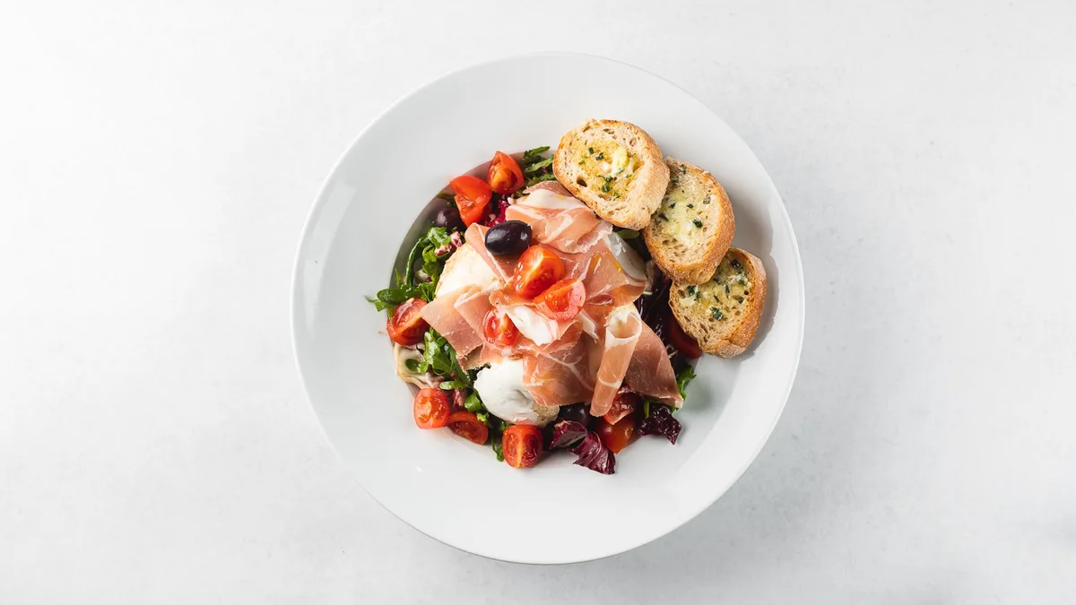 Sałata Prosciutto 350g + pieczywko własnego wypieku
