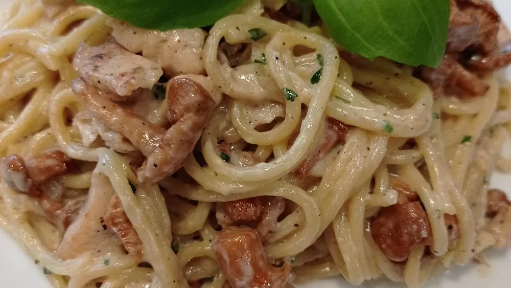 Spaghetti con pollo e finferli