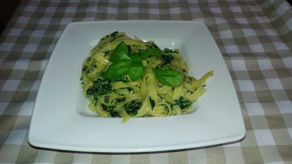 Tagliatelle con spinaci e formaggio blu