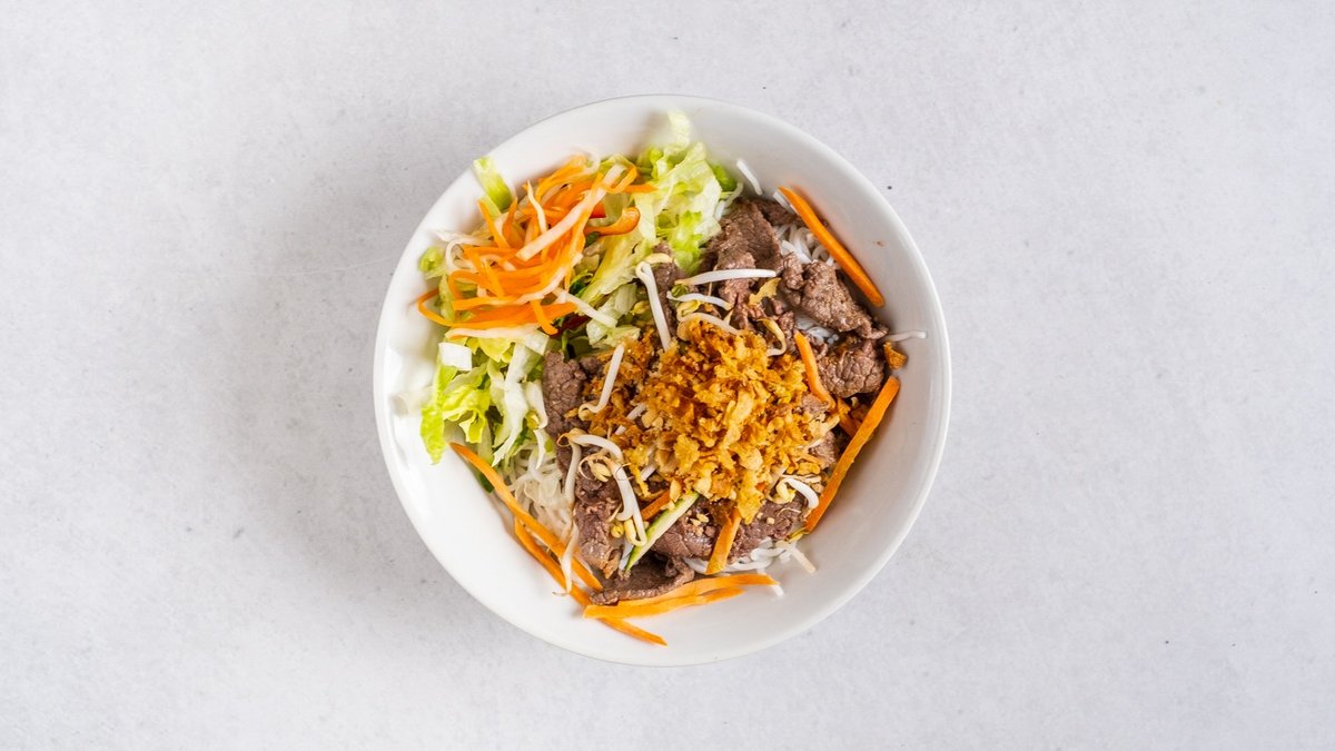 30. Bún bò Nam Bộ – hovězí maso s rýžovými nudlemi