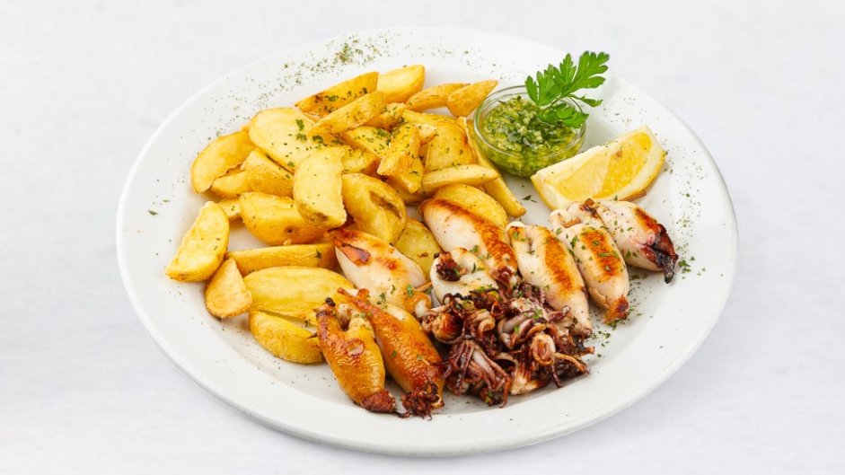 Polnjeni lignji s šunko in sirom ter pomfrijem