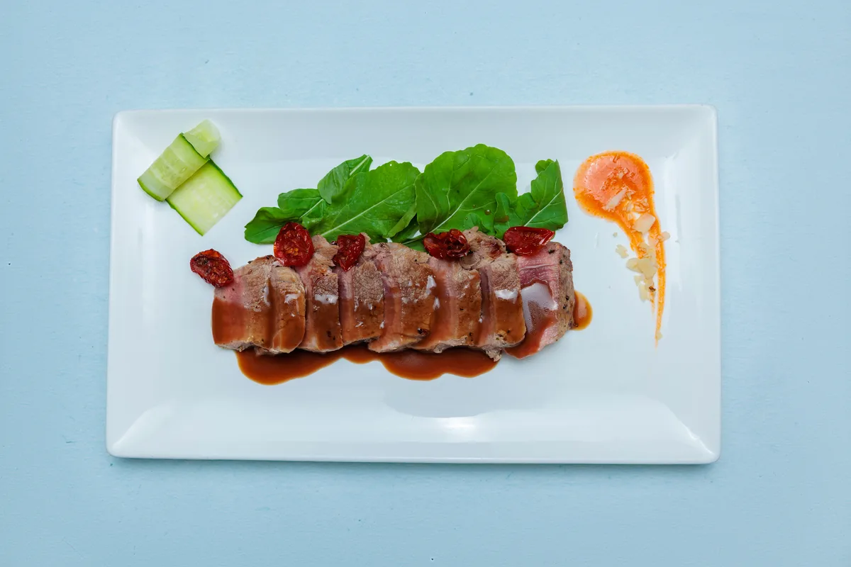 Tagliata Viçi me Krem Marsala and Pomodori Confi
