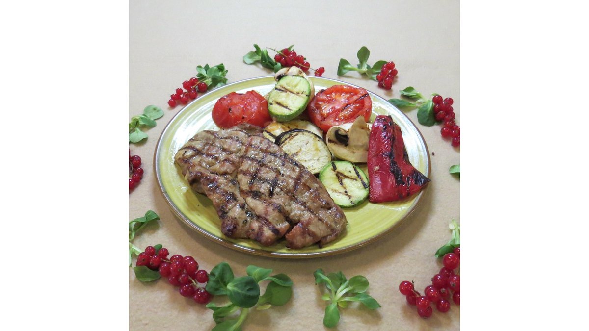 Ceafă de porc la grătar cu legume la grătar