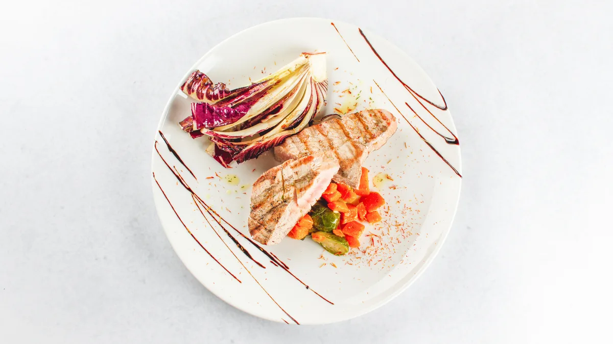 Tuna steak s prilogo po izbiri