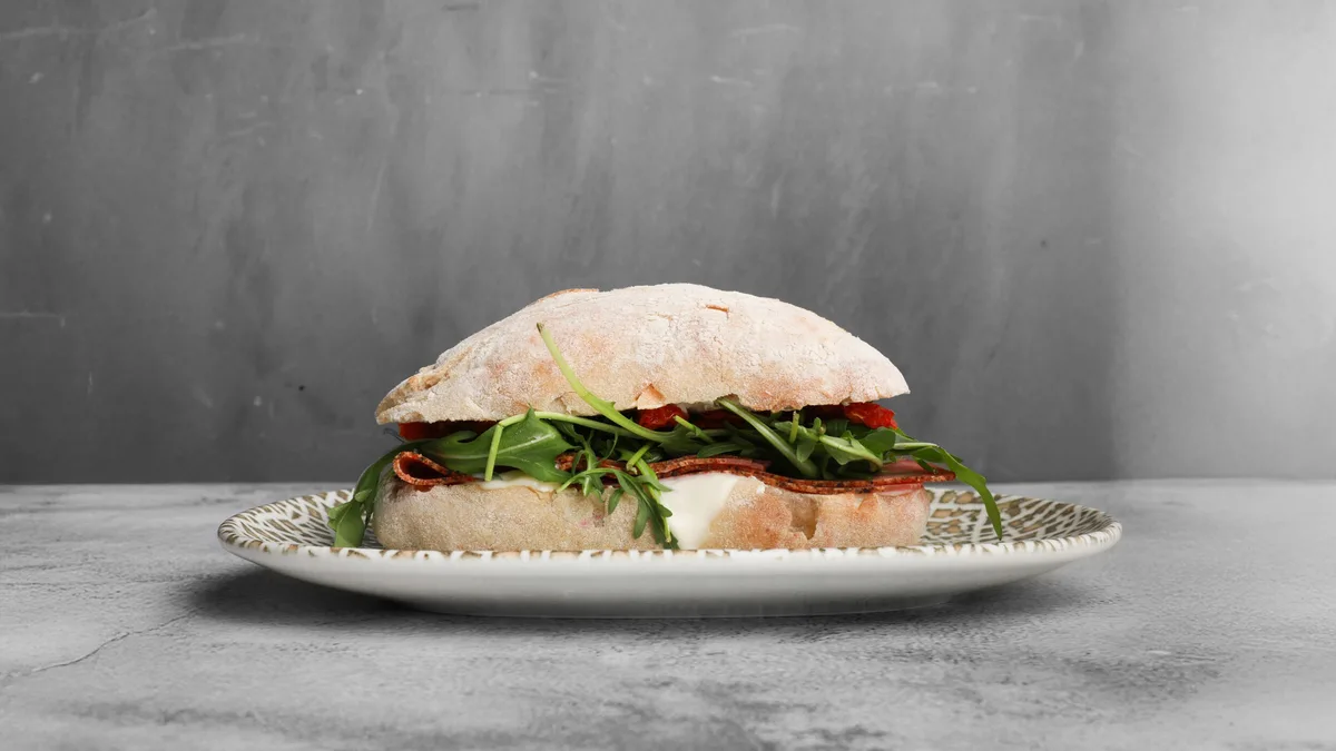 Lys ciabattabrød med pastrami