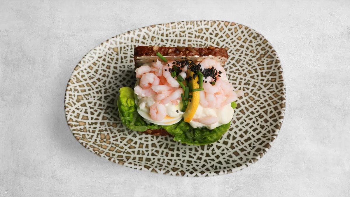 Smørrebrød med æg og rejer