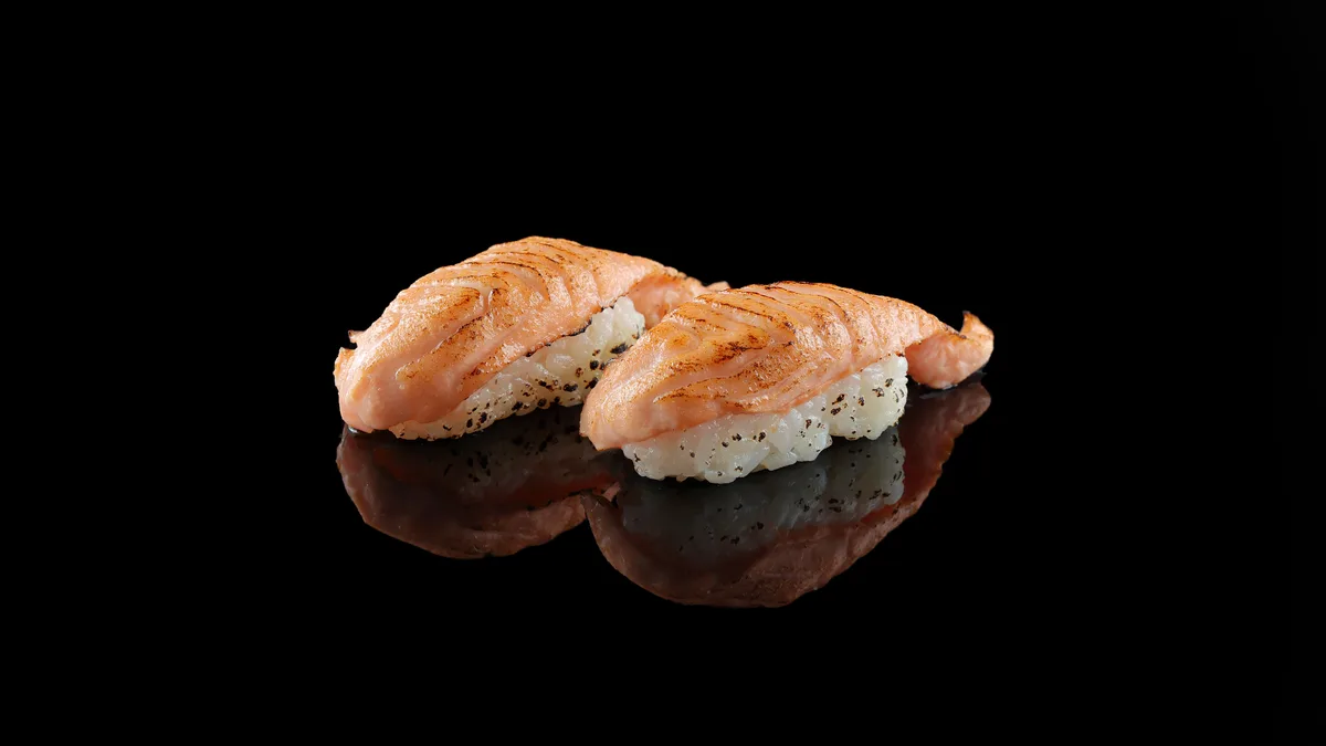 Nigiri łosoś opalany