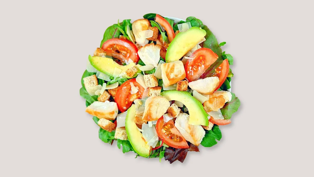 Caesar Chicken Avocado Salat