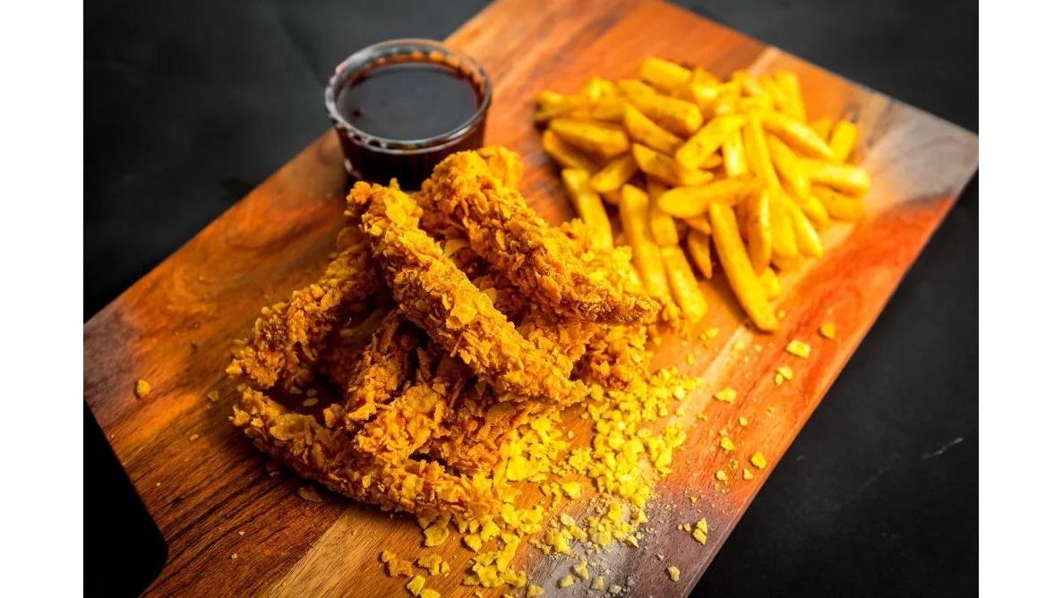 Crispy chicken french fries and homemade sauce 6pcs