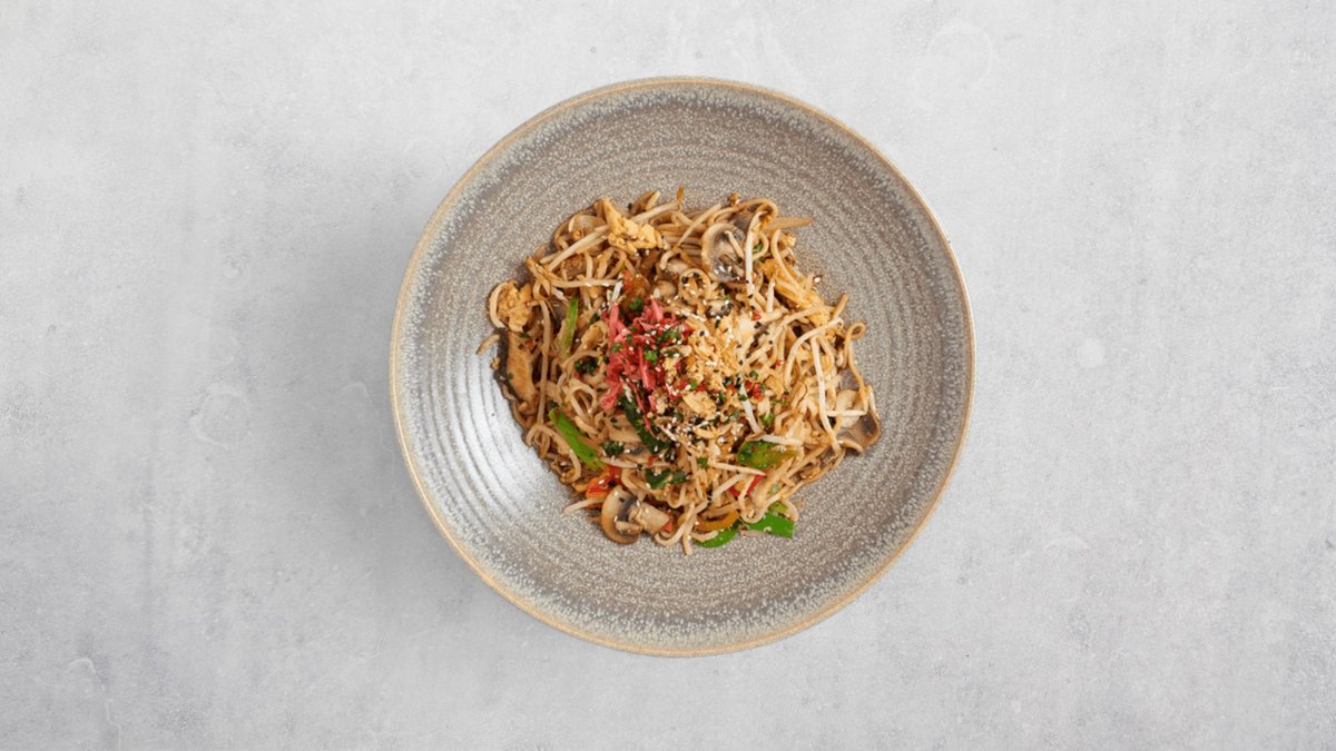 40 Yaki soba chicken and shrimps