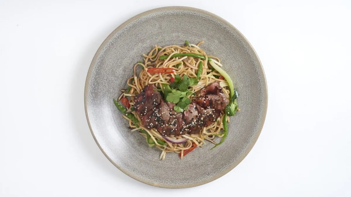 45 Teriyaki soba med oksefilet