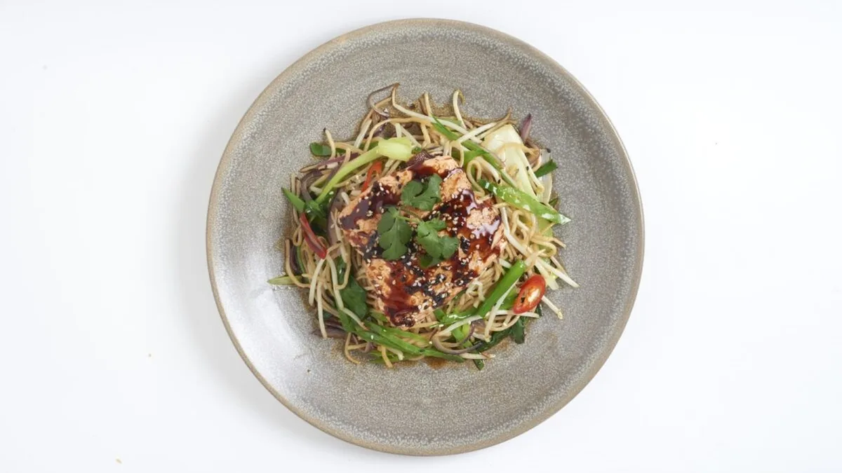 46 Teriyaki soba med laks