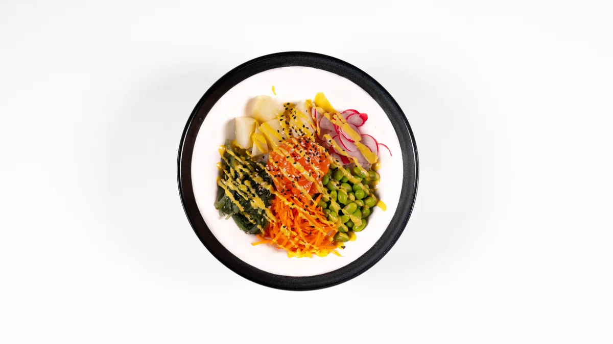 sushi bowl s lososom + kari vagan majonéza