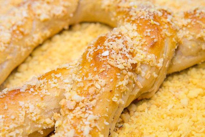 Almond Crunch Pretzel