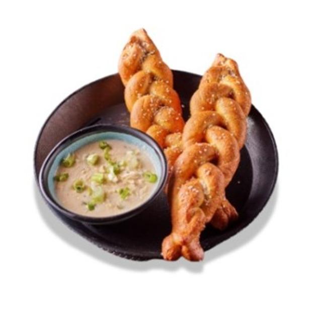 WARM PRETZEL TWISTS WITH QUESO