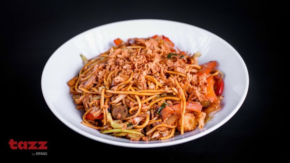 R10 / Tăiței fasole, porc, edamame, baby corn și sos de alune - 450g