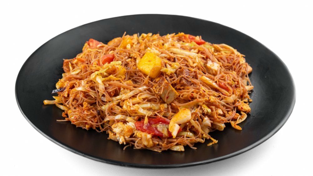 R13 / Tăiței de orez brun, tofu, mango, roșii cherry, caju și sos iute - 435g
