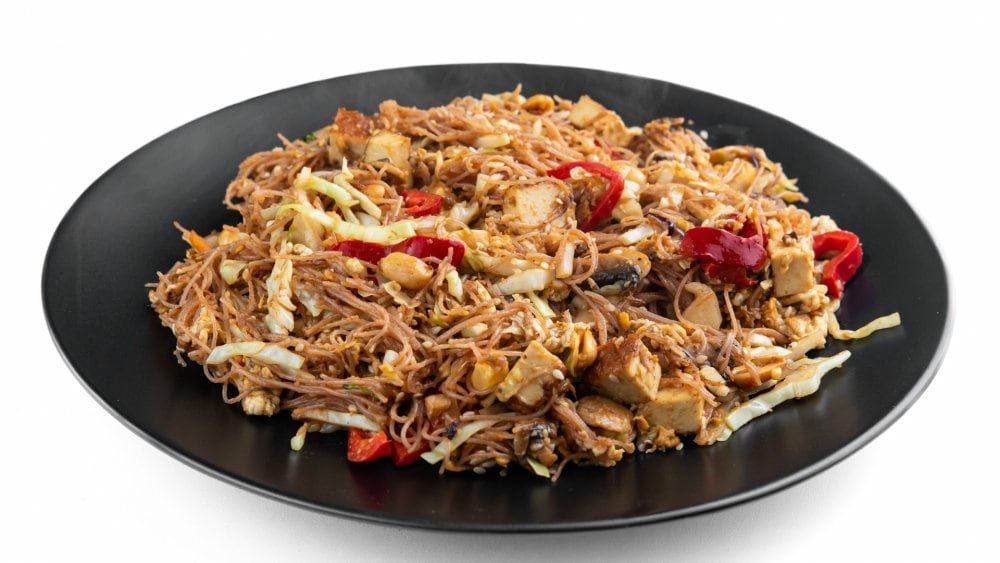R9 / Tăiței de orez brun, calamar, urechi de lemn, ceapă prăjită și sos de stridii - 425g