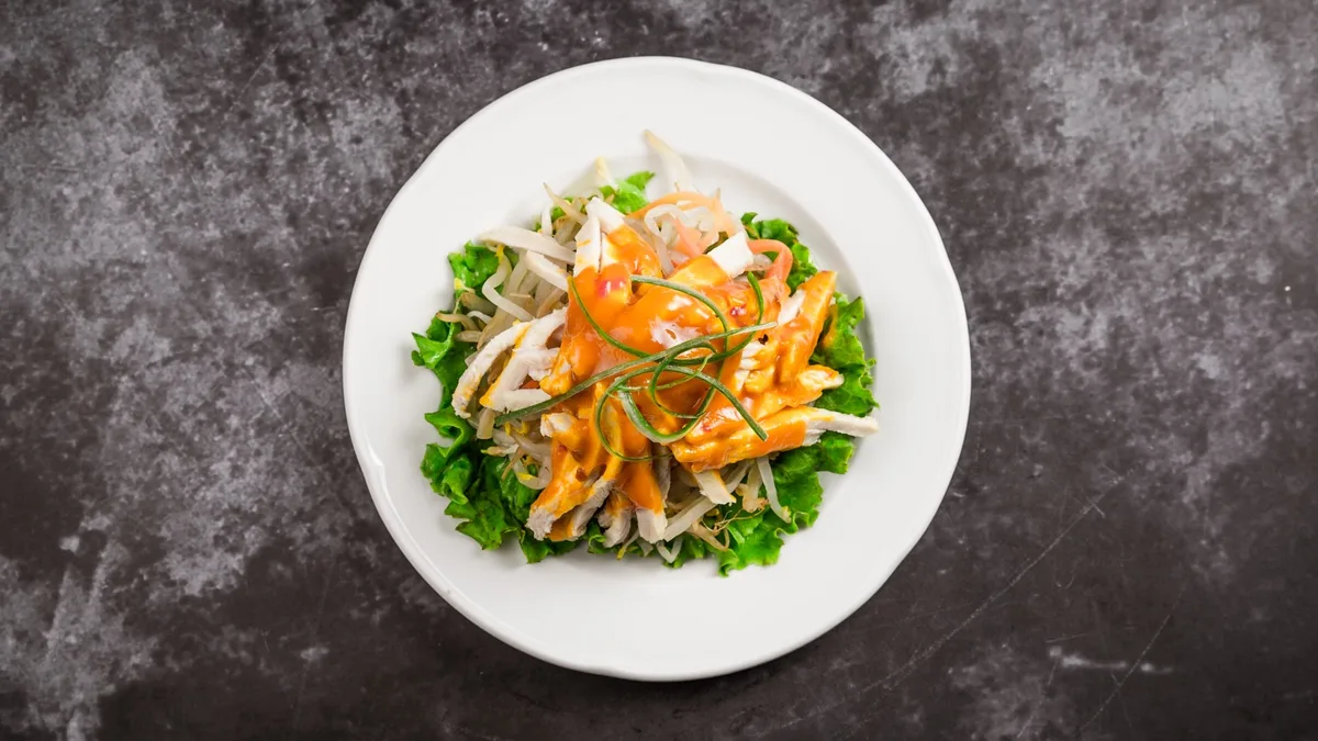 11. Salata od piletine s dressingom