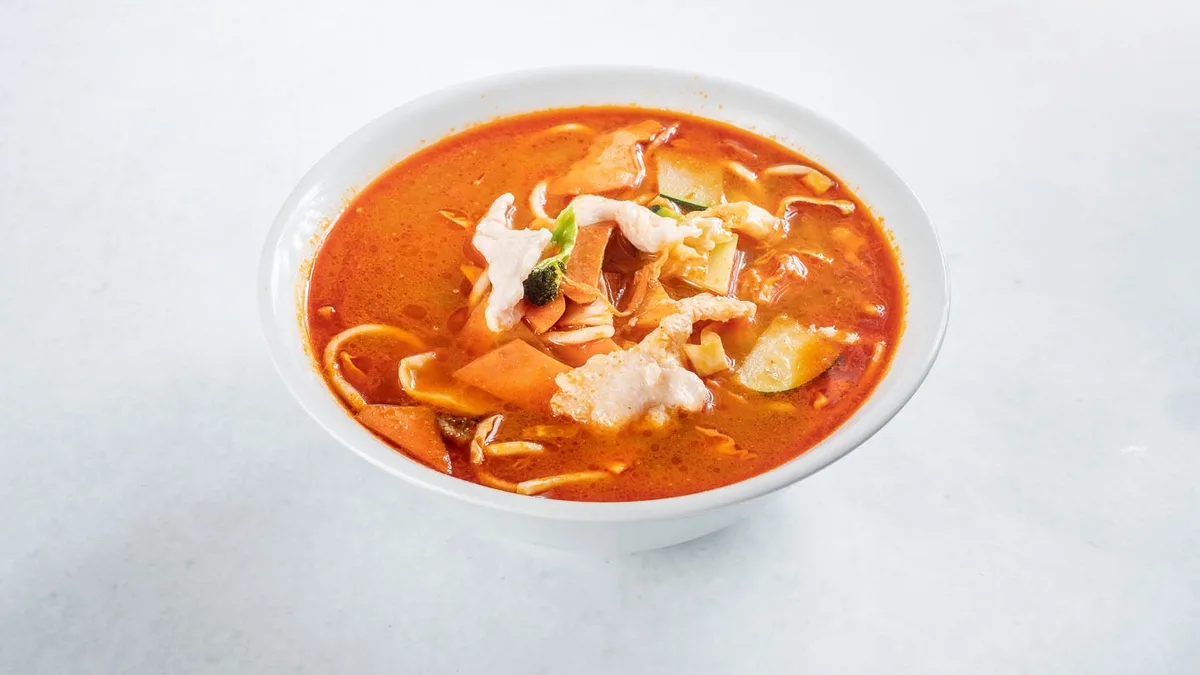 42. Asian noodle soup s piletinom, thai curryem i kokosovim mlijekom (ljuto)
