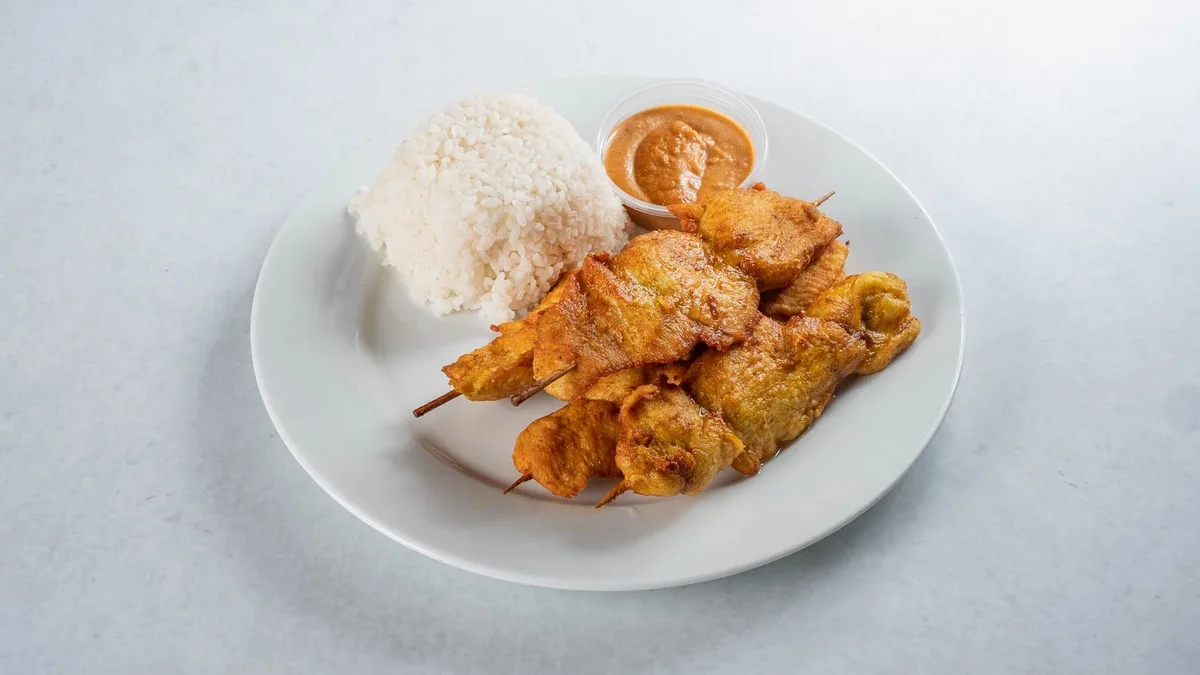 80. Pileći satay s umakom od kikirikija (ljuto)