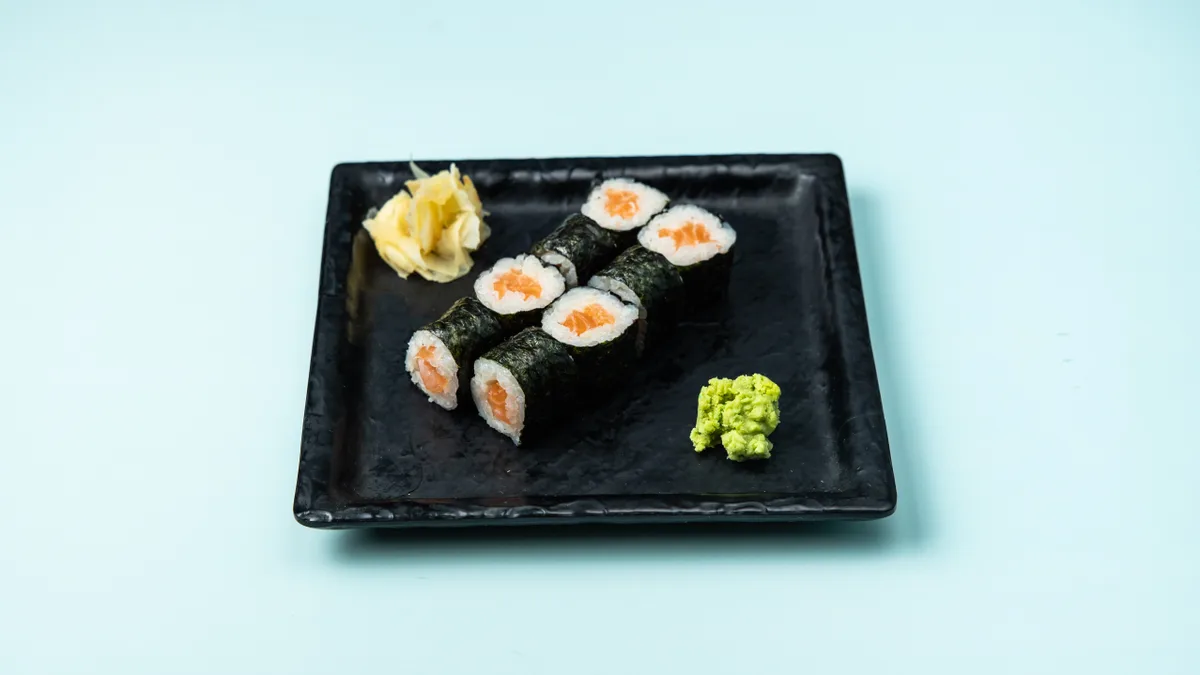 NINE Salmon Maki
