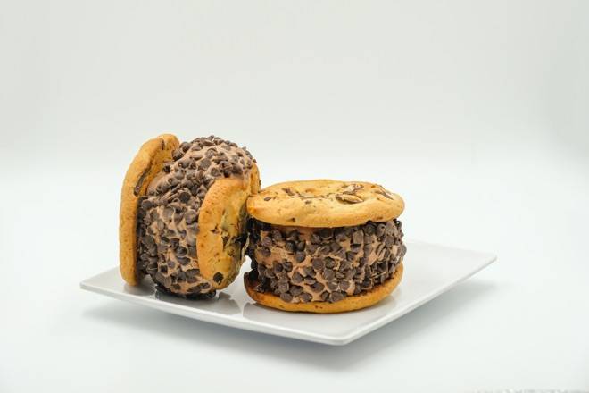 Chocolate Classic Ice Cream Sandwiches (2-Pk)