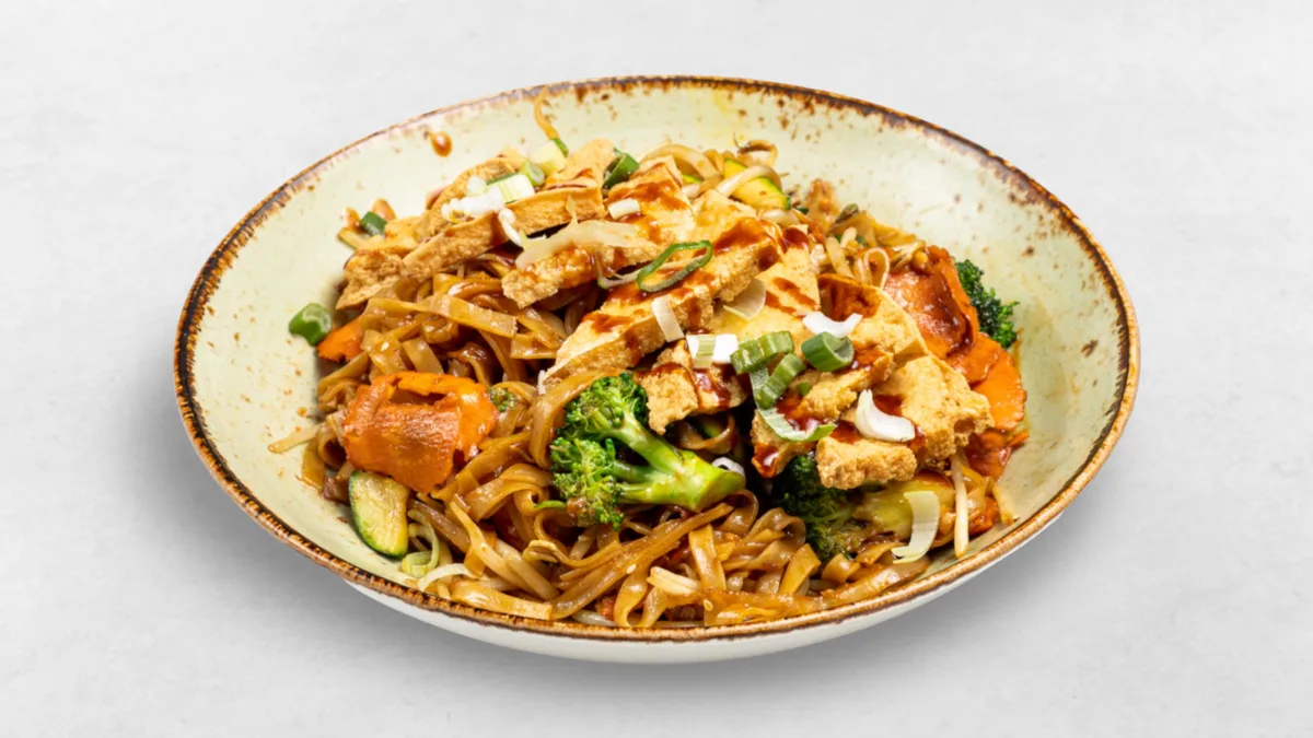 Gebratene Reisbandnudel mit Tofu und Gemüse