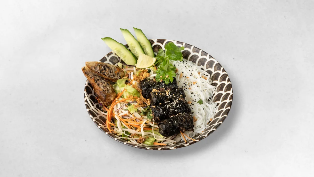 Nudelsalat mit Rind in La Lot Blätter
