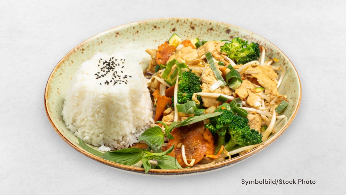 Wok Huhn mit Erdnusssauce und Gemüse