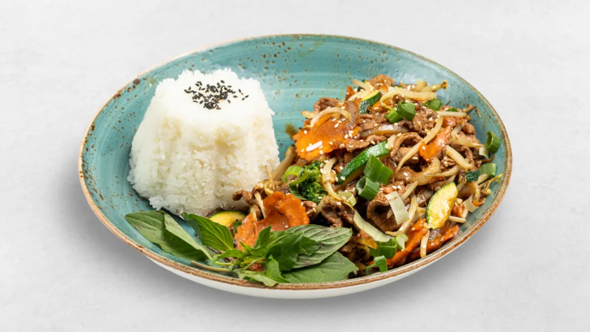 Wok Rind mit Basilikumblätter