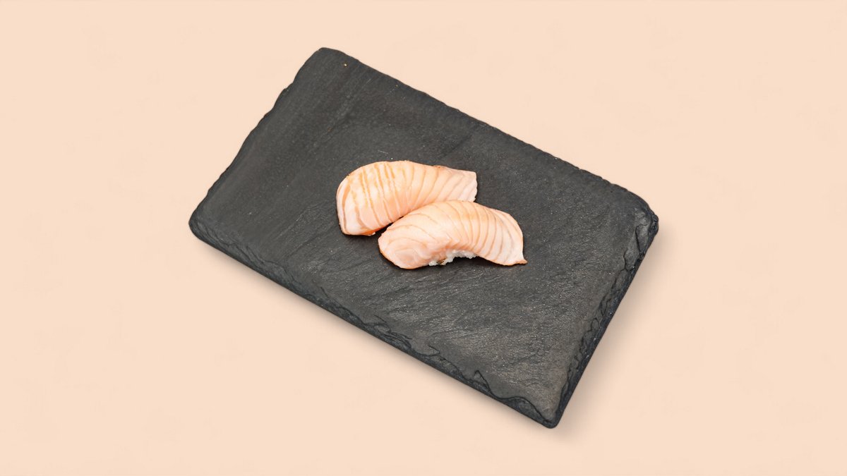 64. Nigiri Flambierter Lachs
