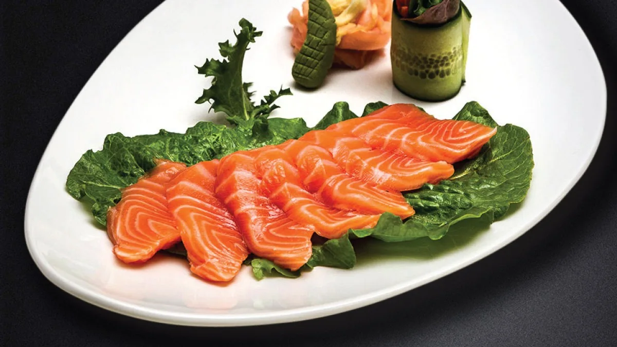 Lazac sashimi zöldsaláta ágyon
