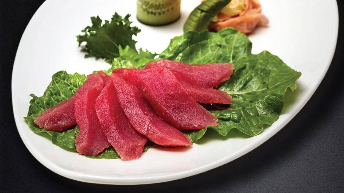 Vöröstonhal sashimi zöldsaláta ágyon
