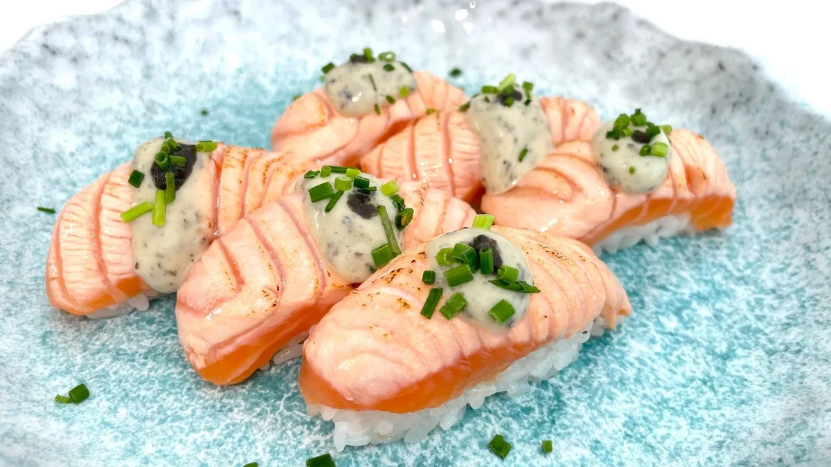 Tryffeli lohinigiri sushilajitelma