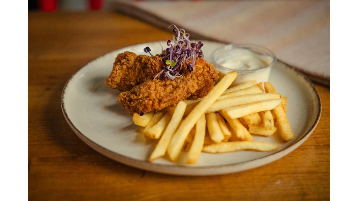 Aripioare de pui crispy cu cartofi prăjiți + sos usturoi