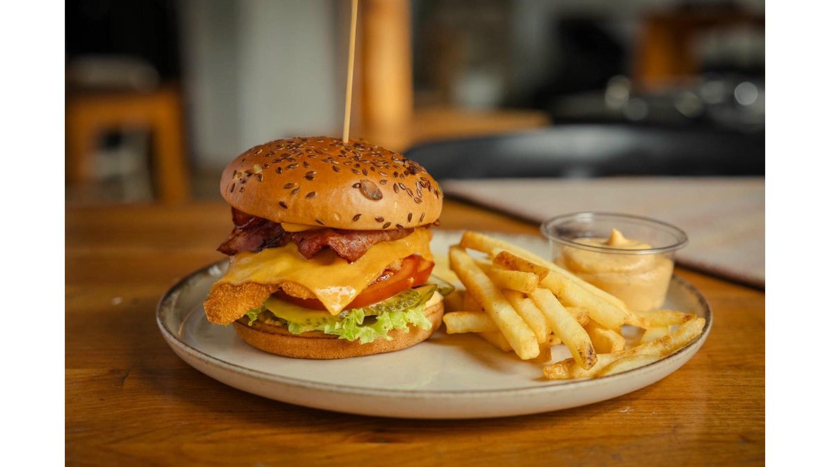 Chicken burger cu cartofi + sos