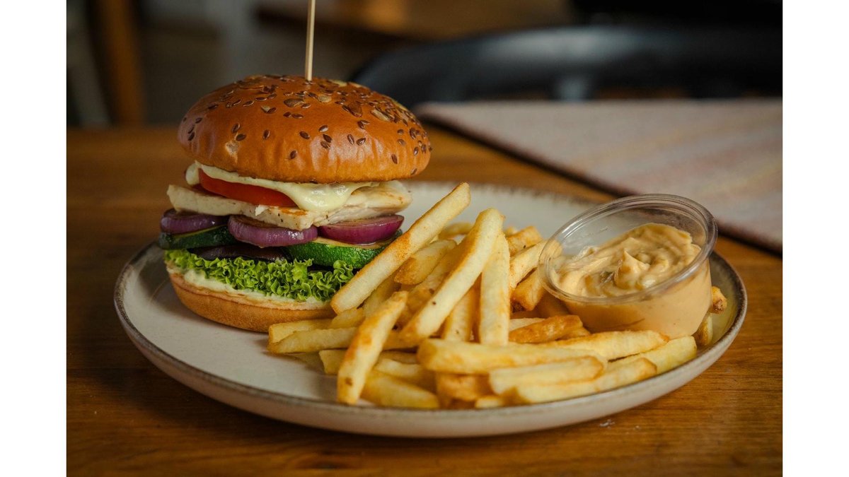 Halloumi burger cu cartofi + sos