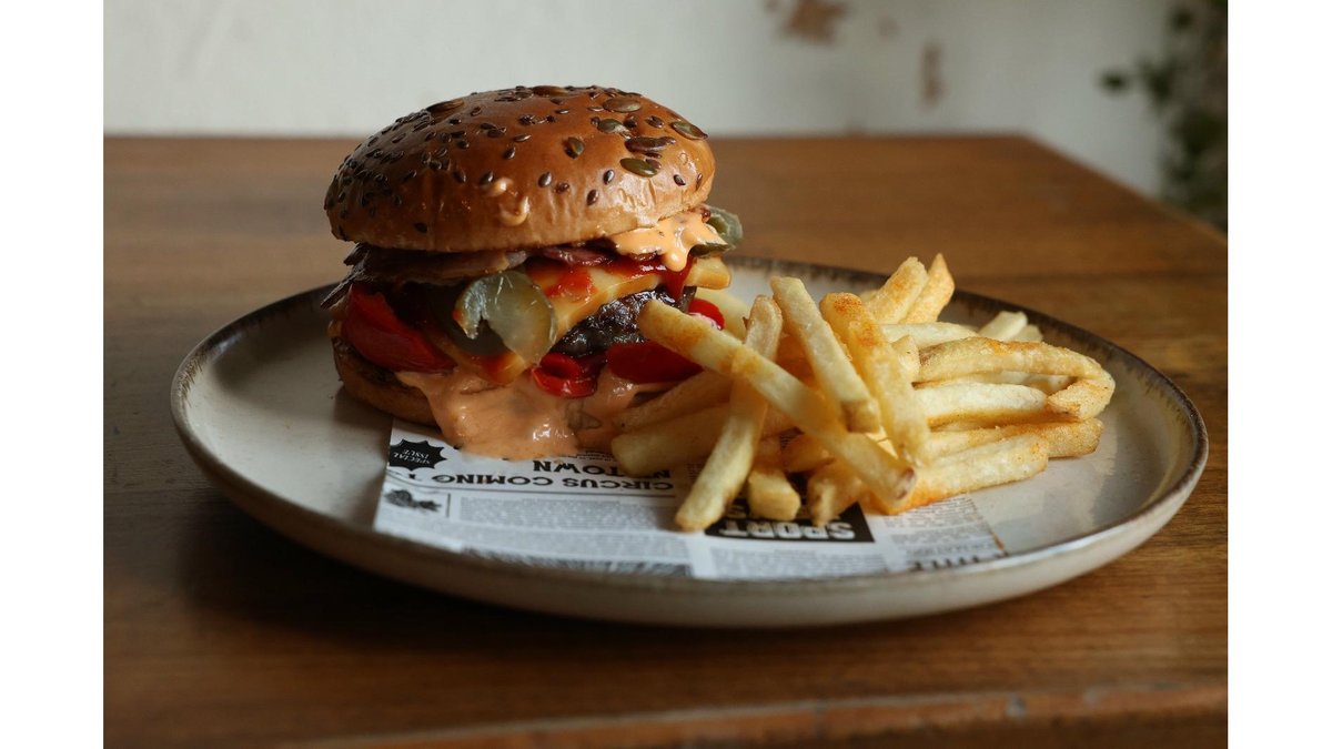 Picant Burger cu cartofi+sos