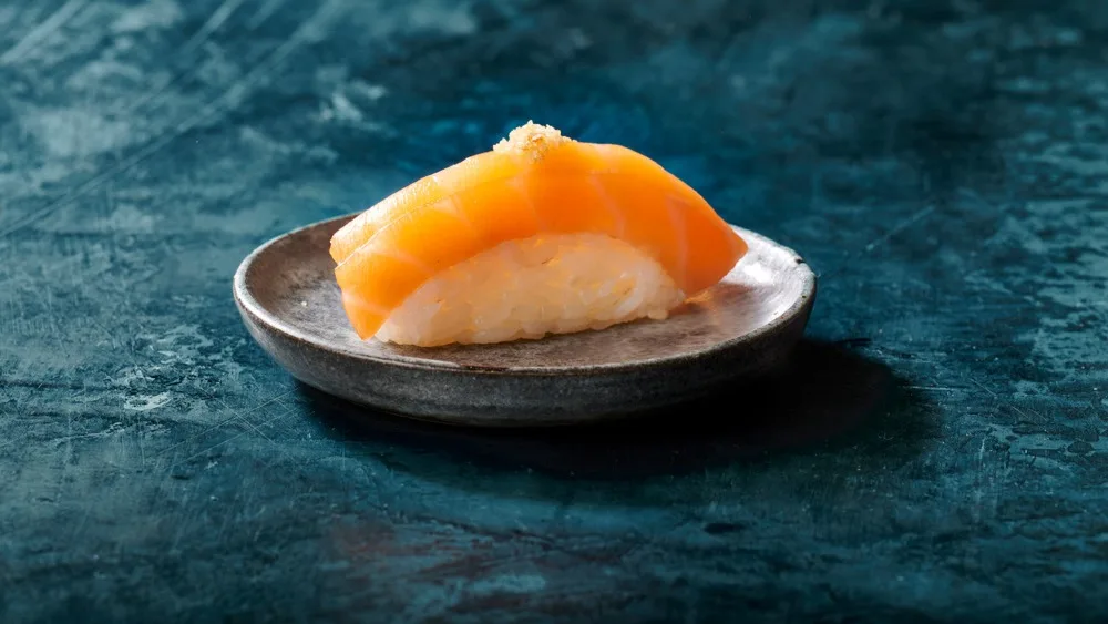 Nigiri Laks med crispy hvidløg