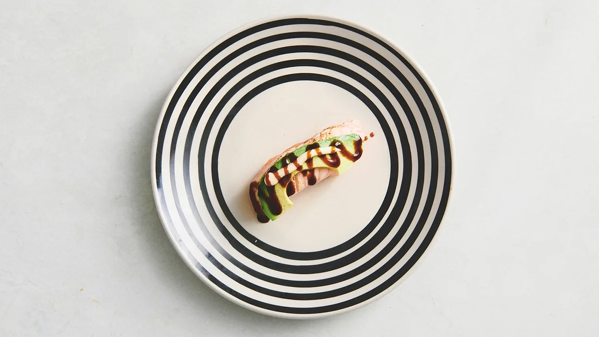 Nigiri flamberet laks med avocado (1 stk)