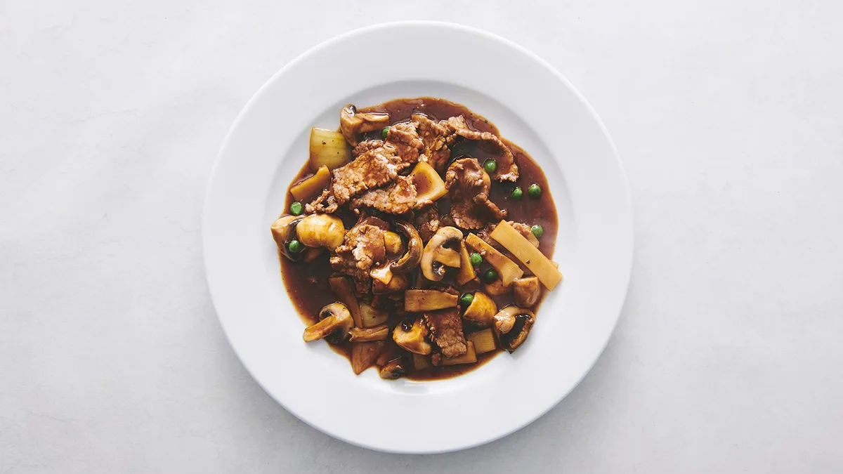 Oksekød med champignon og bambusskud