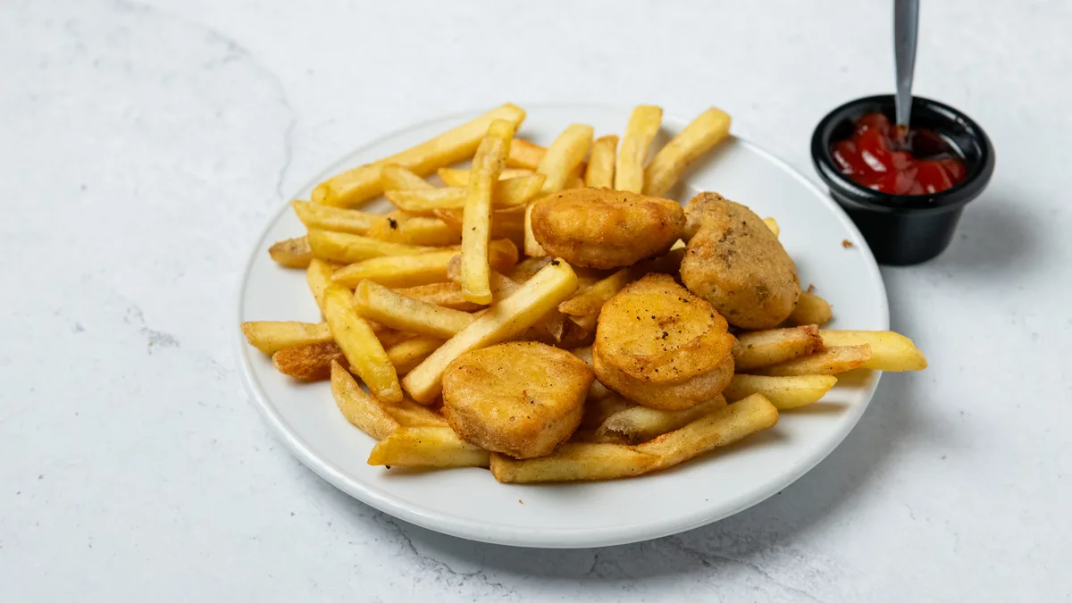 146. Chicken nuggets with chips