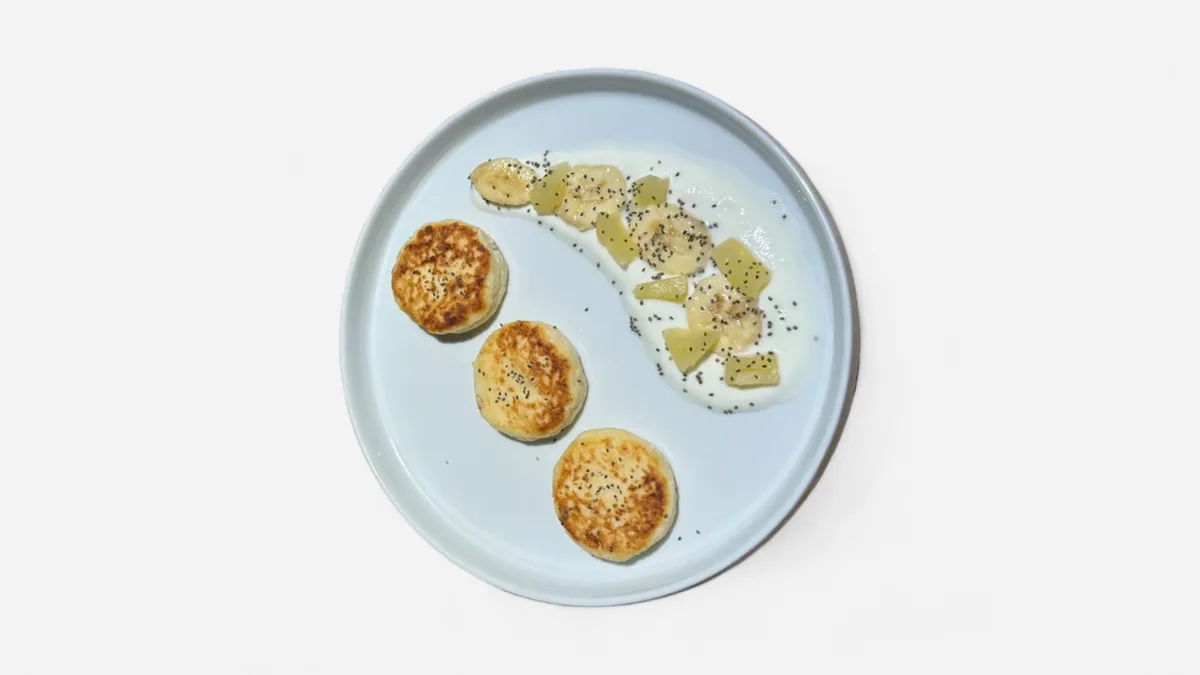 Syrniki with yogurt and fruits