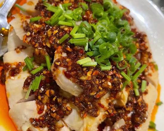 Steamed Farm Chicken w/spicy sauce/half(知味口水鸡/半只)