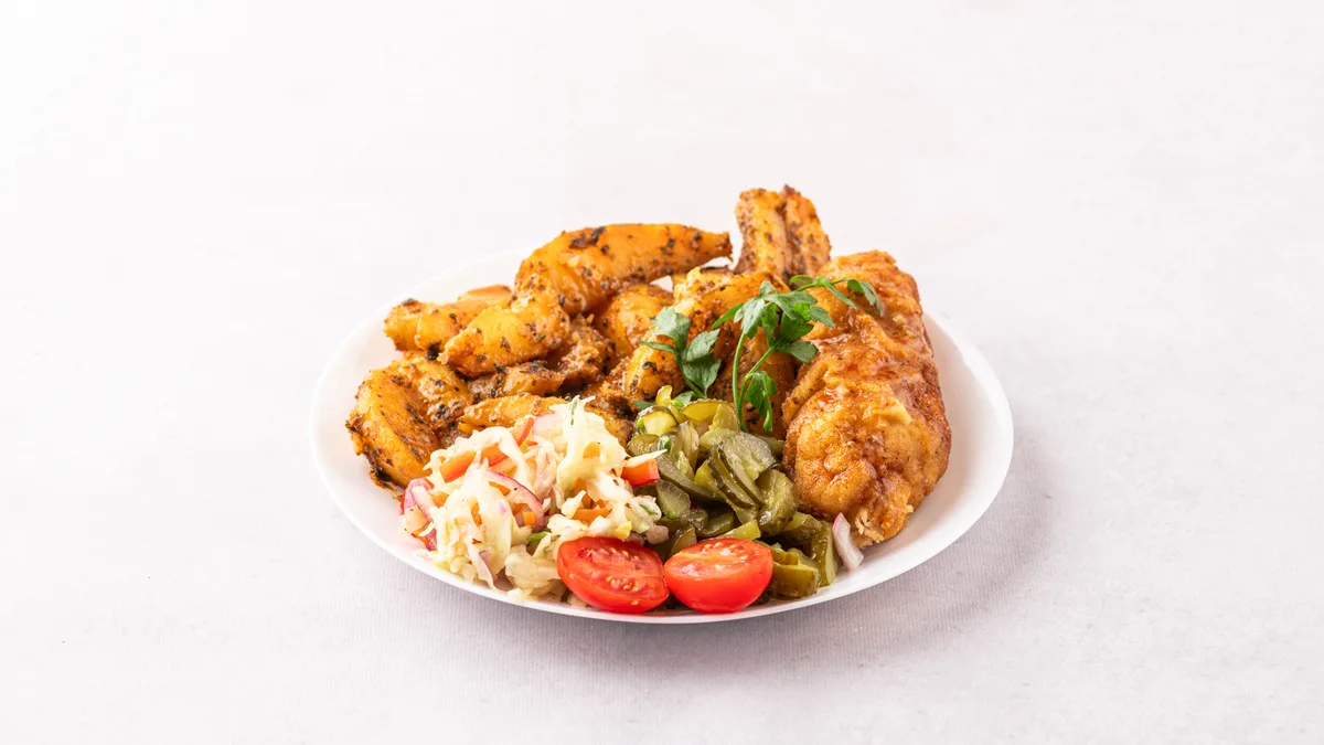 Kotlet de volaille z ziemniakami/kaszą/kluskami/ryżem i surówką