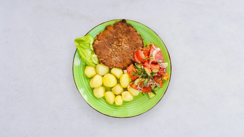 kotlet schabowy wege w panierce, z ziemniakami i surówką